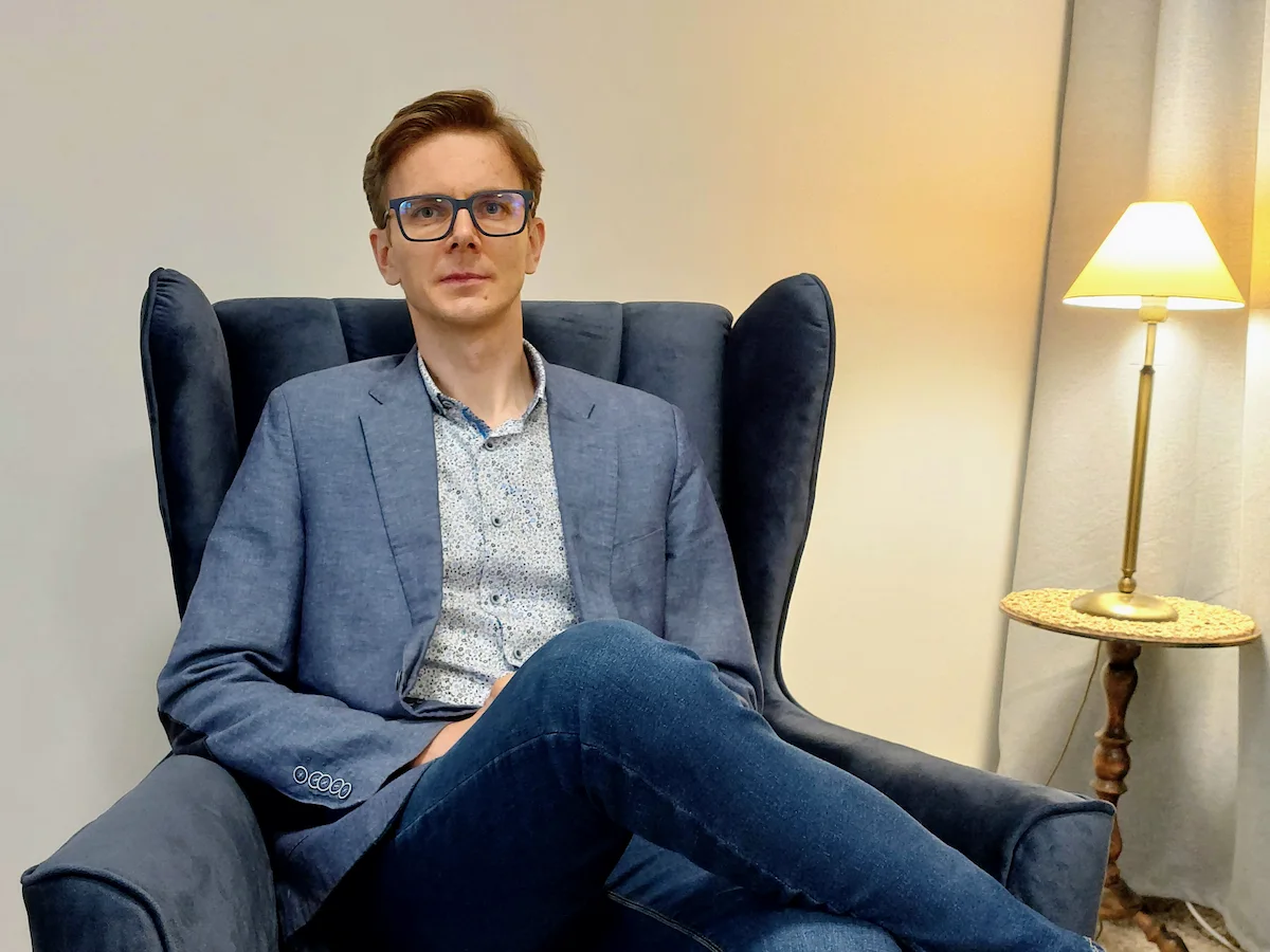 Psycholog i psychoterapeuta Piotr Kobiór w swoim gabinecie w Katowicach